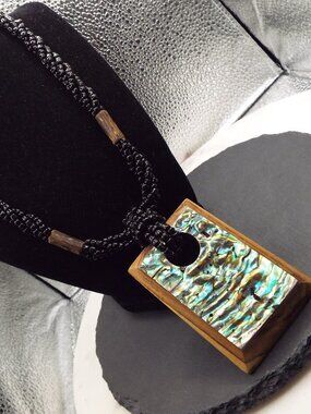 PEACOCK ABALONE SHELL MOUNTED TO WOOD PENDANT BLACK GLASS BEADS NECKLACE 41